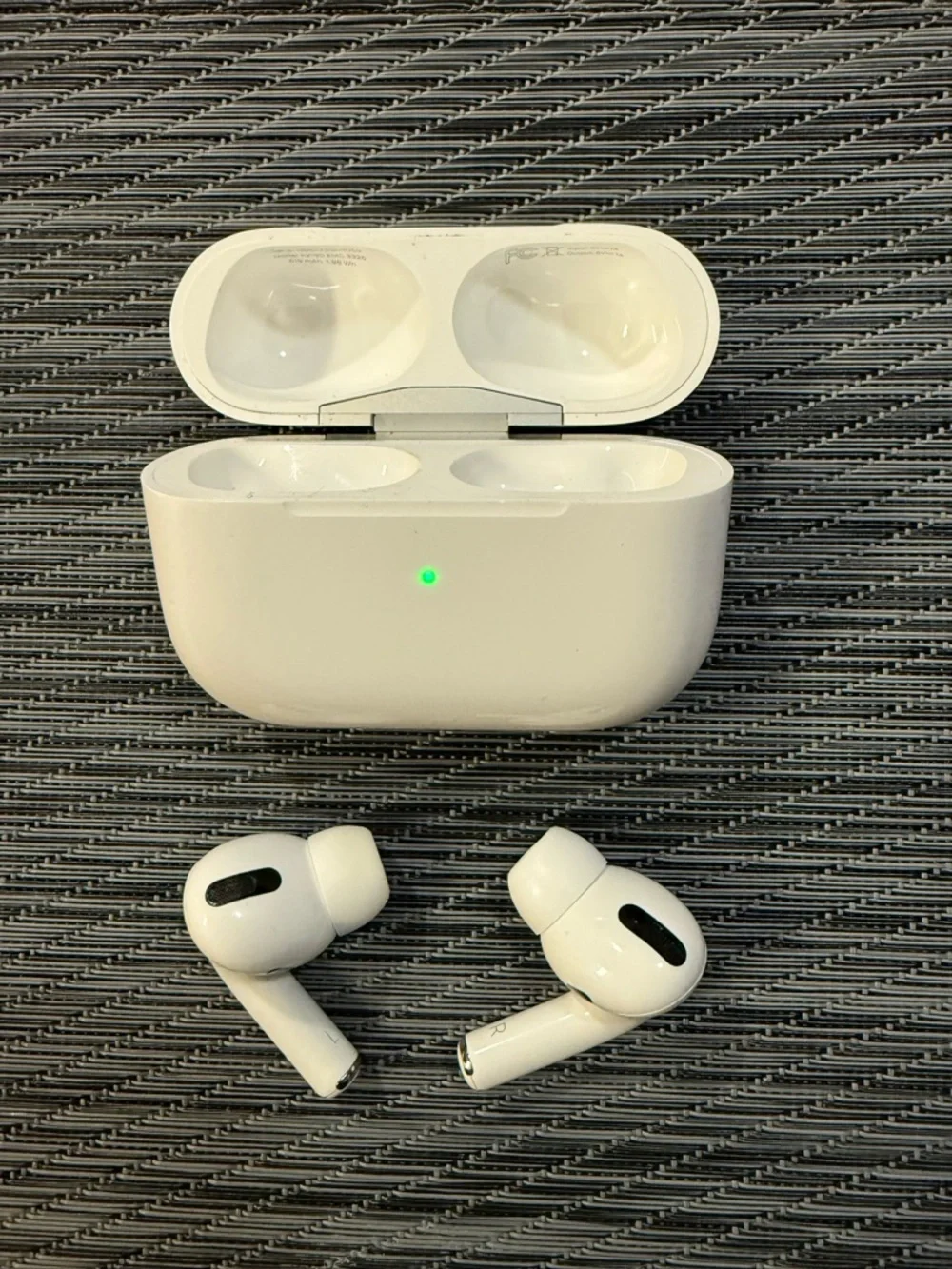 Apple AirPods Pro /MagSafe Case - White great condition new silicone ear pieces - Picture 4 of 7